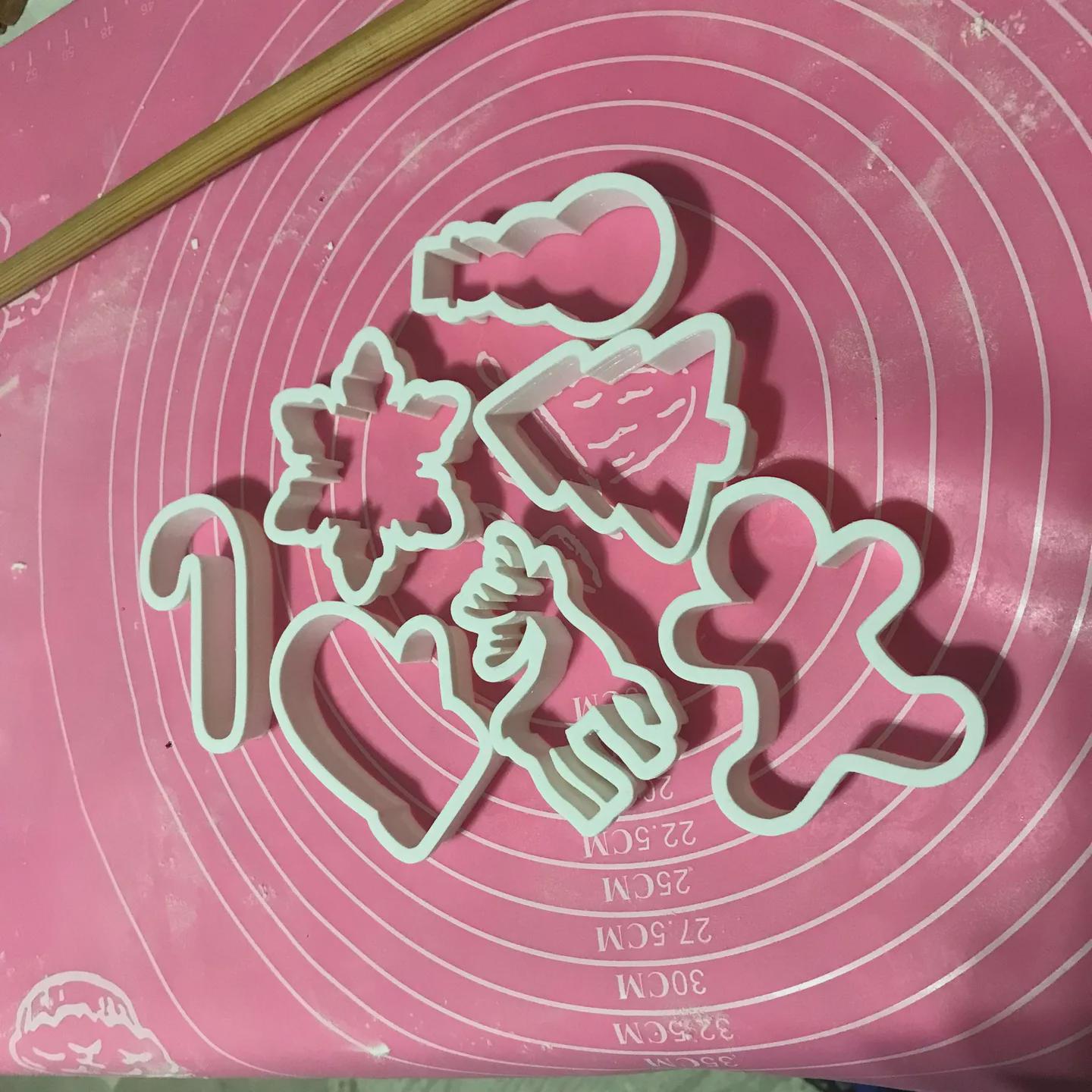 Festive 7-Piece Christmas Cookie Cutter Set | Candy Cane, Tree, Reindeer & More!