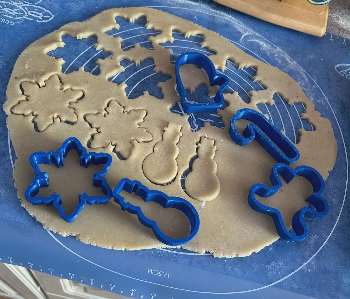 Festive 7-Piece Christmas Cookie Cutter Set  | Candy Cane, Tree, Reindeer & More!